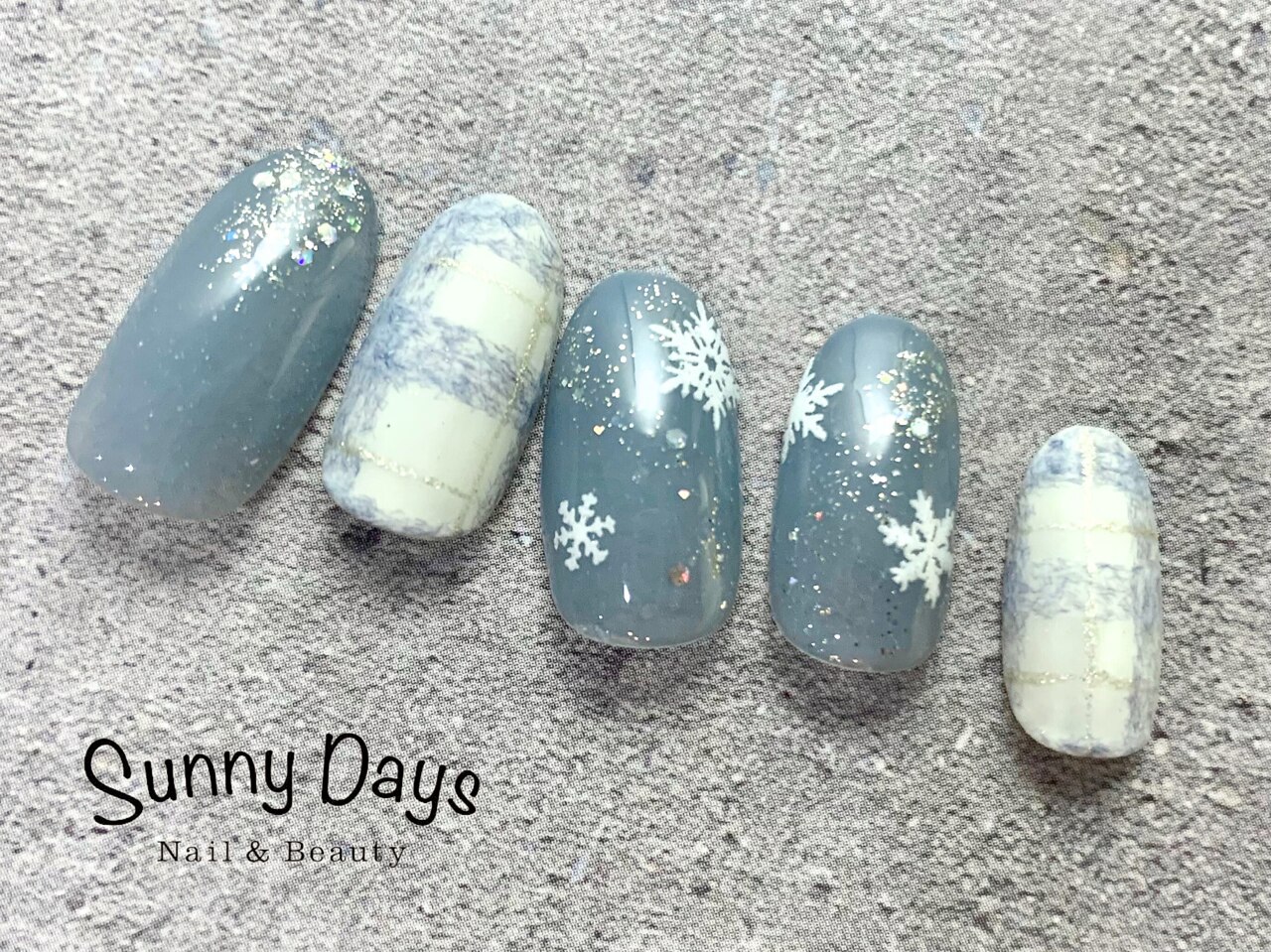 2026年冬トレンド】ブルーグレーのネイルデザイン集｜人気順