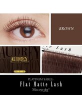 【流行中！抜け感を手に入れる】ブラウンフラットラッシュ