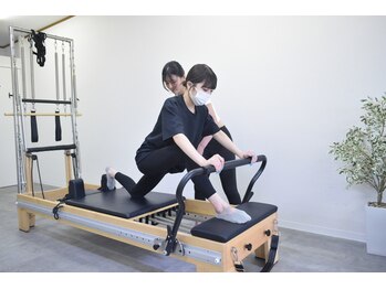 パーソナルマシンピラティス 新潟亀田店の写真/1対1のパーソナルマシンピラティスで《姿勢改善&華奢魅せボディメイク》引き締まったしなやかな身体に…♪