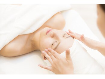 クリニカルエステ イーズ 泉北パンジョ店/首から背中のリンパマッサージ