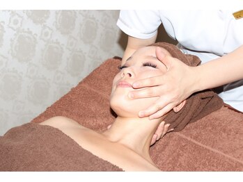 エルビア エステ ドゥ パリ(Elevia Esthe de Paris)の写真/【小顔脂肪分解】小顔ドレナージュ×脂肪分解剤でその場で結果出し◎フェイスラインリフトアップ小顔矯正