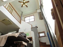 健療術院の雰囲気（吹き抜けで開放感たっぷり◎）