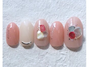 ネイルビート(NAIL BEAT)/シェルストーン×ベージュネイル