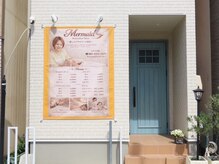 マーメイド(Mermaid)/外観は白い壁と水色ドア