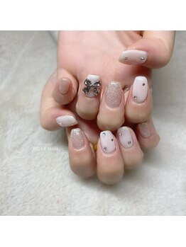 リッシュ トロワ(RICHE trois)/ツヤツヤホワイト×リボンネイル