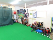 大型ミラーでフォームチェック。トレーニングスペース完備