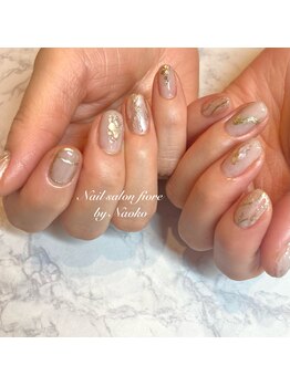 オフホワイトのニュアンスネイル