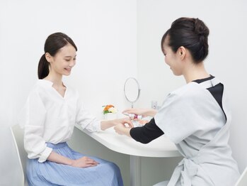 素肌新館 沼津店の写真/【特許取得最先端脱毛機】初めての方も丁寧なカウンセリングで安心！イオン導入しながら脱毛◎滑らか美肌に