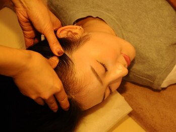 満足館 アイカ(Aika)の写真/頭ツボを刺激しスッキリ【本格ドライヘッドスパ+マッサージ+足つぼ＝計90分】施術の組み合わせは自由自在★