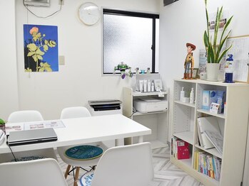 ニキビケア 毛穴研究所 立川店/広々とした明るい雰囲気