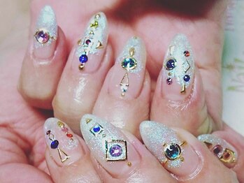 ネイル ゴシップ(Nail Gossip)/ストーン盛り沢山ネイル