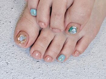 アプレラプリュイ 横浜モアーズ店(APRES LA PLUIE)の写真/足元のおしゃれも抜かりなく☆お仕事でハンドネイルが出来ない方も、足元もお洒落して見せたくなる足元に♪