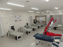 さくらメディネス整骨院 小禄院の雰囲気（広々とした施術ルーム、骨盤矯正も行います。）