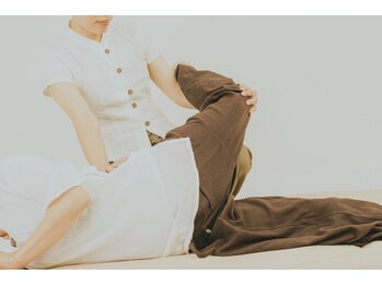 チラックスルーム アンドユー(chillax room &U)の写真/じんわり伸ばしてほぐす痛気持ちいいストレッチ整体！猫背/巻き肩/スマホ首… あなたの姿勢はどのタイプ？