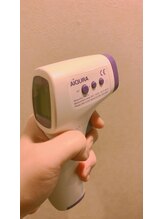 癒しサロン/お客様に非接触式温度計で計温