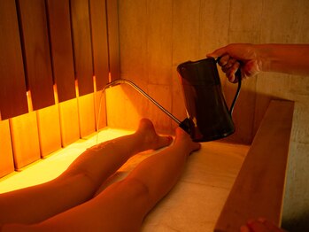 アールイー プライベートサウナ(Re: PRIVATE SAUNA)/全身にゆっくりお湯をかけます