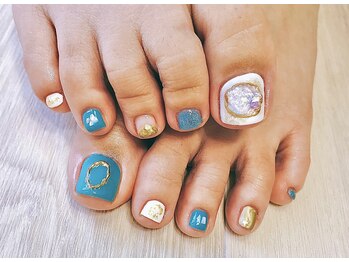 ティーエス ネイル ガーデン(T.S Nail Garden)/白と青とゴールドのデザイン