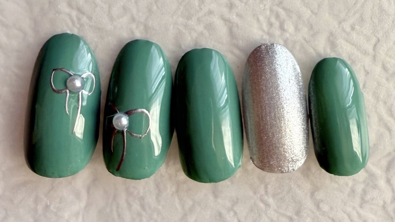 2025年-2026年冬トレンド】グリーン リボンのネイルデザイン集｜人気順