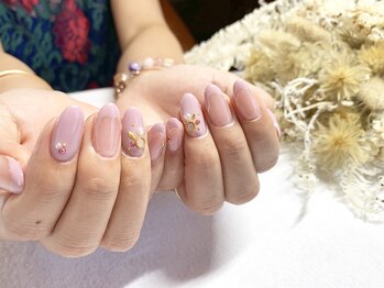 サロンドフォーエイチ(salon de 4H)/ピンクネイルにビジューを添えて