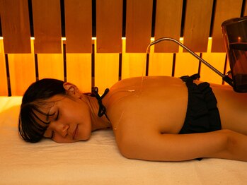 アールイー プライベートサウナ(Re: PRIVATE SAUNA)/全身にゆっくりお湯をかけます