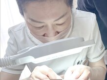 フルール(fleur)の雰囲気（拡大鏡を使って丁寧にオールハンドで毛穴を取り除きます。）
