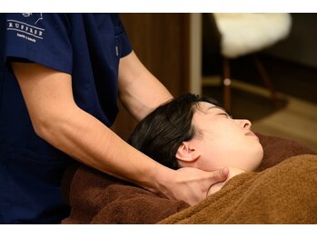 ラフリー 千葉院(RUFFREE)の写真/【背中美人は小顔美人】肩甲骨はがし(姿勢改善)+ヘッドマッサージ+小顔矯正で全身美人へ♪《千葉ＯＰＥＮ》