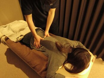 整体アンドマッサージのリラクゼーションサロン リフール/腰回りも丁寧に施術します♪
