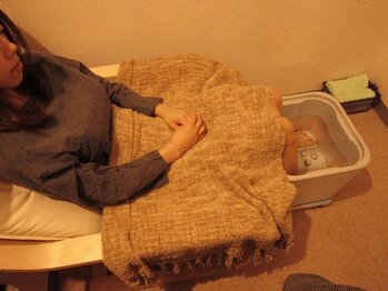 整体アンドマッサージのリラクゼーションサロン リフール/温かい足湯へレッツゴー