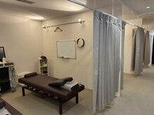 整骨院葵堂 浜松天王院の雰囲気(施術室はカーテンで仕切られているのと、アルコール消毒を徹底!)
