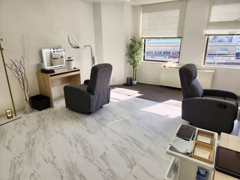 イージーホワイトニング 神戸三宮店(easy whitening)/店内2席ご用意しております♪