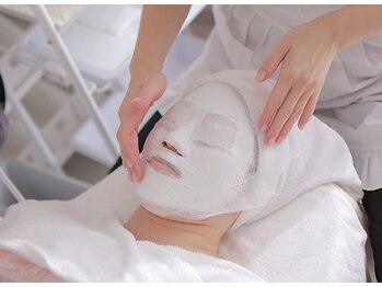 《毛穴/小顔/肌質改善》フェイシャルケア専門店 Merci picoの写真/【3ヶ月でお肌も心も変われる◇】乾燥・日焼け悩みに◇潤いと透明感を高めるコンプリートブライトニング★