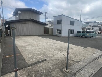 手もみ処 さざ波 三沢店/店舗2件後ろに広々、駐車場9台