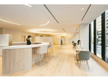 フェイスリフトジム ヤーマン 銀座店(FACE LIFT GYM YA-MAN)/広々とした店内