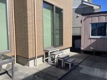 リラクゼーション ほぐれりの雰囲気（こちらの大きな窓が入口になります♪）