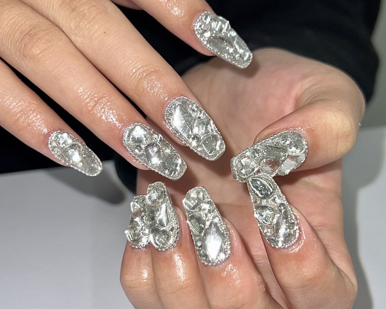 2025年-2026年冬トレンド】ストーン埋め尽くしのネイルデザイン集