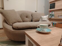 アーデウムの雰囲気（施術後のアフターティーで水分補給。お部屋でメイク直しもどうぞ）
