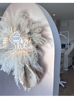 タグ シー(#She)/パンパグラス