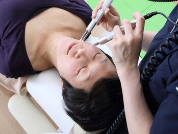 南千里ラクスマイル整体院/お顔のリフトアップをしています