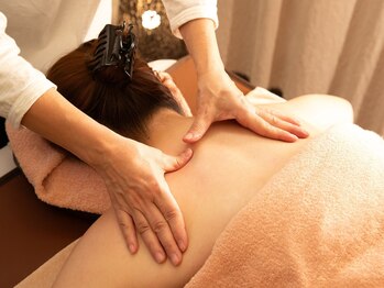 小顔コルギ調布サロン アンド コルギニスタアカデミーの写真/【足先～肩まで全身ケア】コルギ棒で背面全体を徹底的にケアします！痛気持ちいい施術でスッキリ疲労改善◎