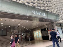 HGCラボ 新橋店/横断歩道を渡った正面大きなビル