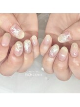 リッシュ トロワ(RICHE trois)/ホワイトベージュの蝶々ネイル