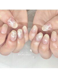 ホワイトベージュの蝶々ネイル
