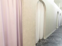 リリー イオン旭川永山店(Lilly)の雰囲気（半個室で周りの目を気にせずに施術を受けることができます。）