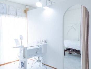 ロイ(ROI)の写真/【個室×フルフラットベッド】誰にも邪魔されない、安心してくつろげる大人女性のための上質アイサロン♪