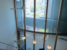 円山整体院 プロテクト(PROTECT)の雰囲気（吹き抜けの開放空間でリラックスして施術を受けていただけます。）
