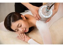 【施術STEP１】特に気になる部分は重点的にマシンを当てていきます!!