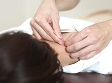 はり日和の雰囲気（<鍼を打つだけで終わらない>鍼を動かし"こり"に触れゆるめる◎）