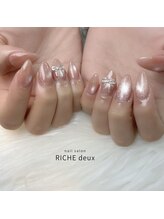 ちゅるんピンクのガーリーネイル