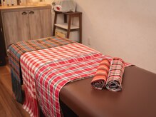 トータルビューティーサロン コウ(KOU)/カラフルな布を使ったマッサージ