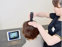 ヘッドスパ専門スタッフが頭皮の状態をマイクロスコープで分析。